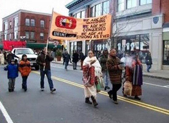 아메리카 인디언들이 추수감사절을 추수강탈절이라며 항의하는 모습