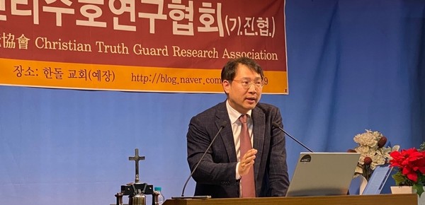 김효남 교수, 지난 해 정이철 목사(아래)와 함께 회심준비론 등에  대해 토론할 때의 모습