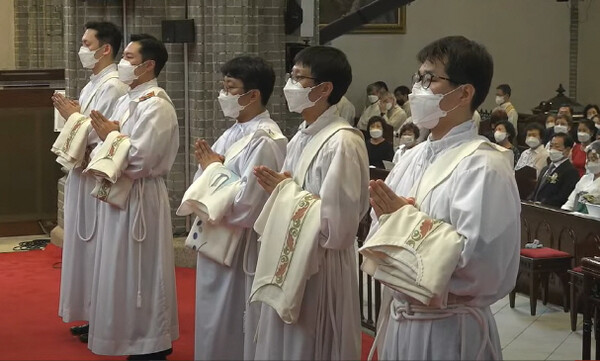 한국 예수회 사제서품식 장면 (명동성당)